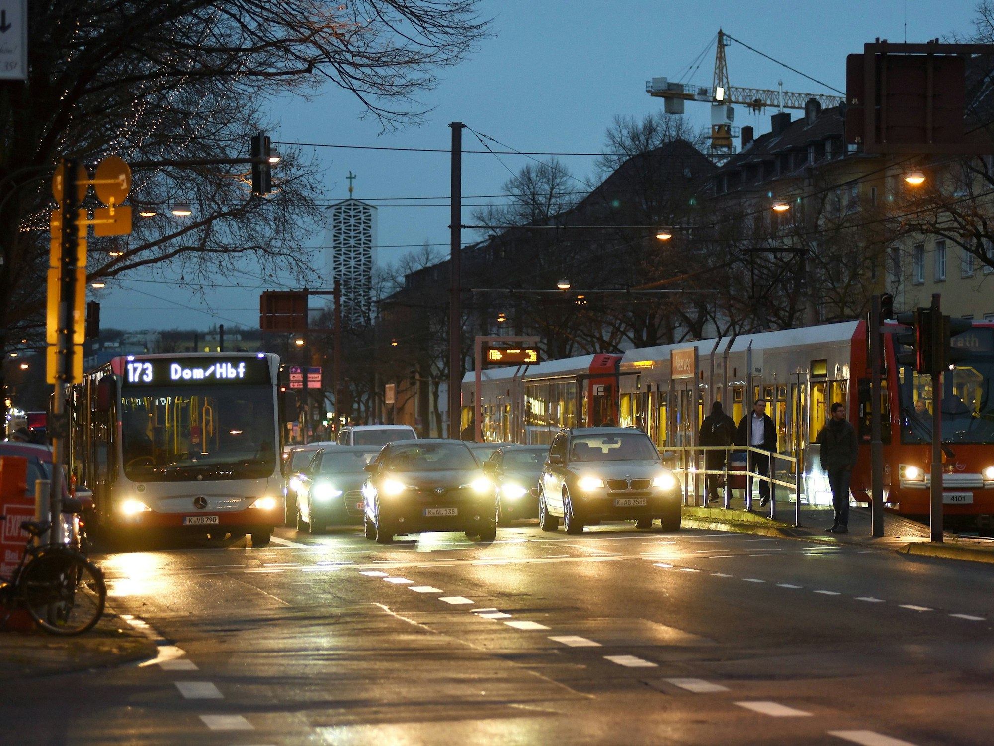 Autos mit Scheinwerfern auf der Aachener Straße in Köln.