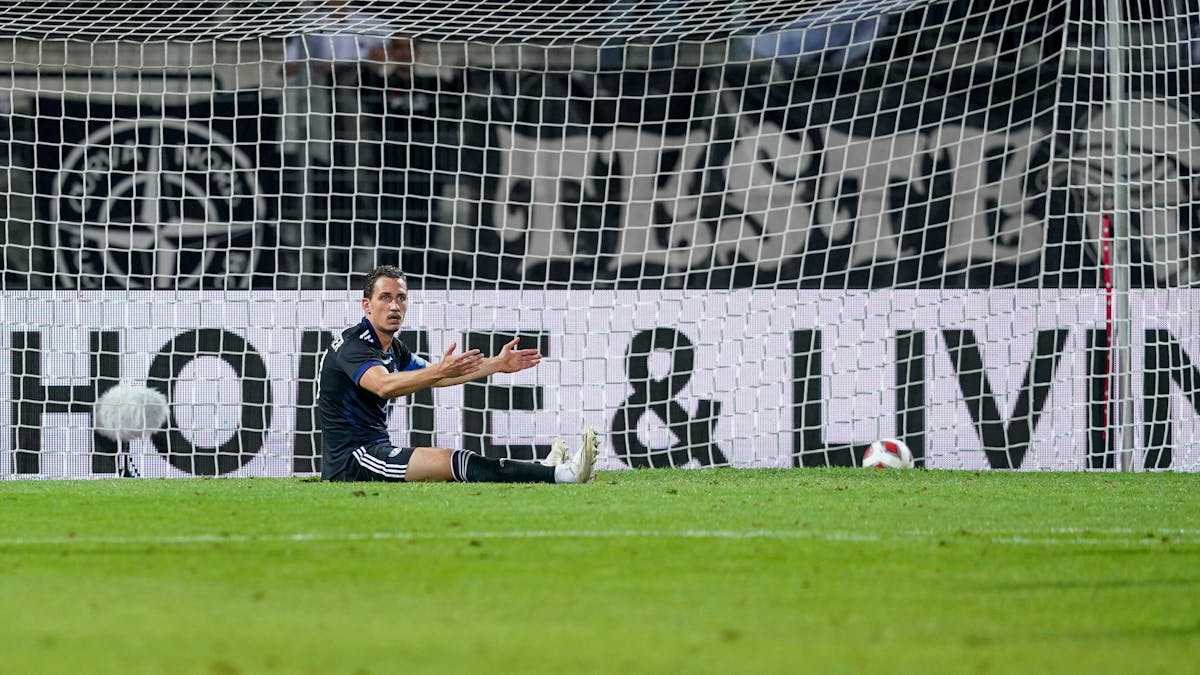 Georg Margreitter sitzt frustriert auf dem Fußballplatz