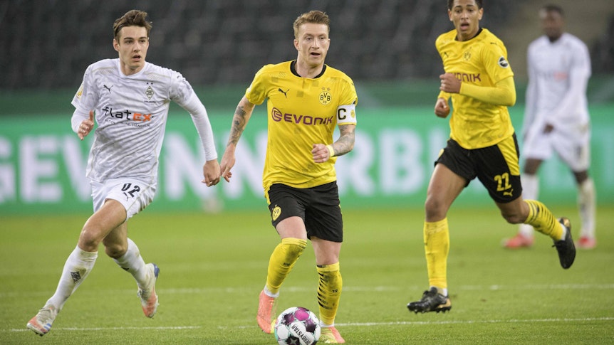 Gladbachs Florian Neuhaus (l.) im Duell mit Dortmunds Marco Reus (r.), im DFB-Pokal-Viertelfinale am 2. März 2021.