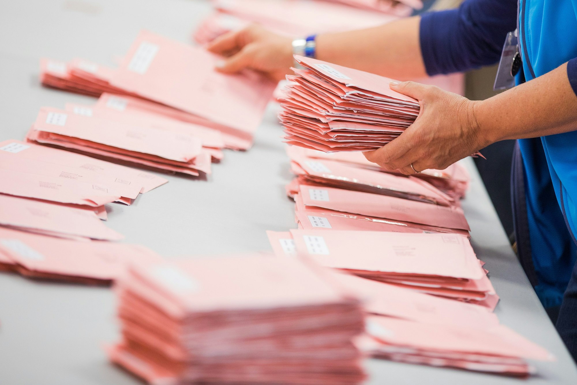 Wahlhelfer in Köln sortieren die roten Wahlbriefe mit den abgegebenen Stimmen für die Bundestagswahl 2017. Bei der diesjährigen Bundestagswahl berichten mehrere Städte über Rekordwerte bei den Briefwahlanträgen.