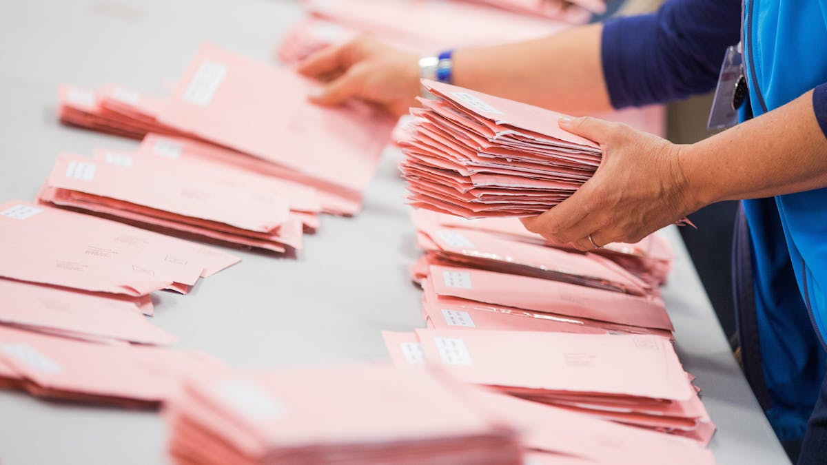 Wahlhelfer in Köln sortieren die roten Wahlbriefe mit den abgegebenen Stimmen für die Bundestagswahl 2017. Bei der diesjährigen Bundestagswahl berichten mehrere Städte über Rekordwerte bei den Briefwahlanträgen.