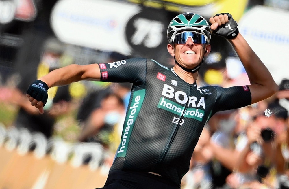 Etappensieger Nils Politt aus Deutschland von Team Bora-Hansgrohe jubelt, als er die Ziellinie bei der 12. Etappe der Tour de France 2021 überquert.
