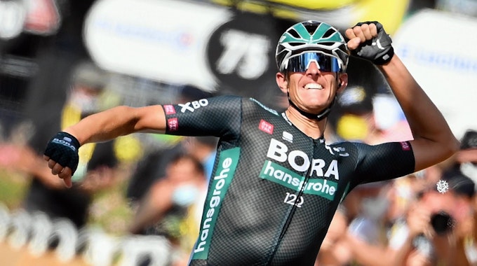 Etappensieger Nils Politt aus Deutschland von Team Bora-Hansgrohe jubelt, als er die Ziellinie bei der 12. Etappe der Tour de France 2021 überquert.