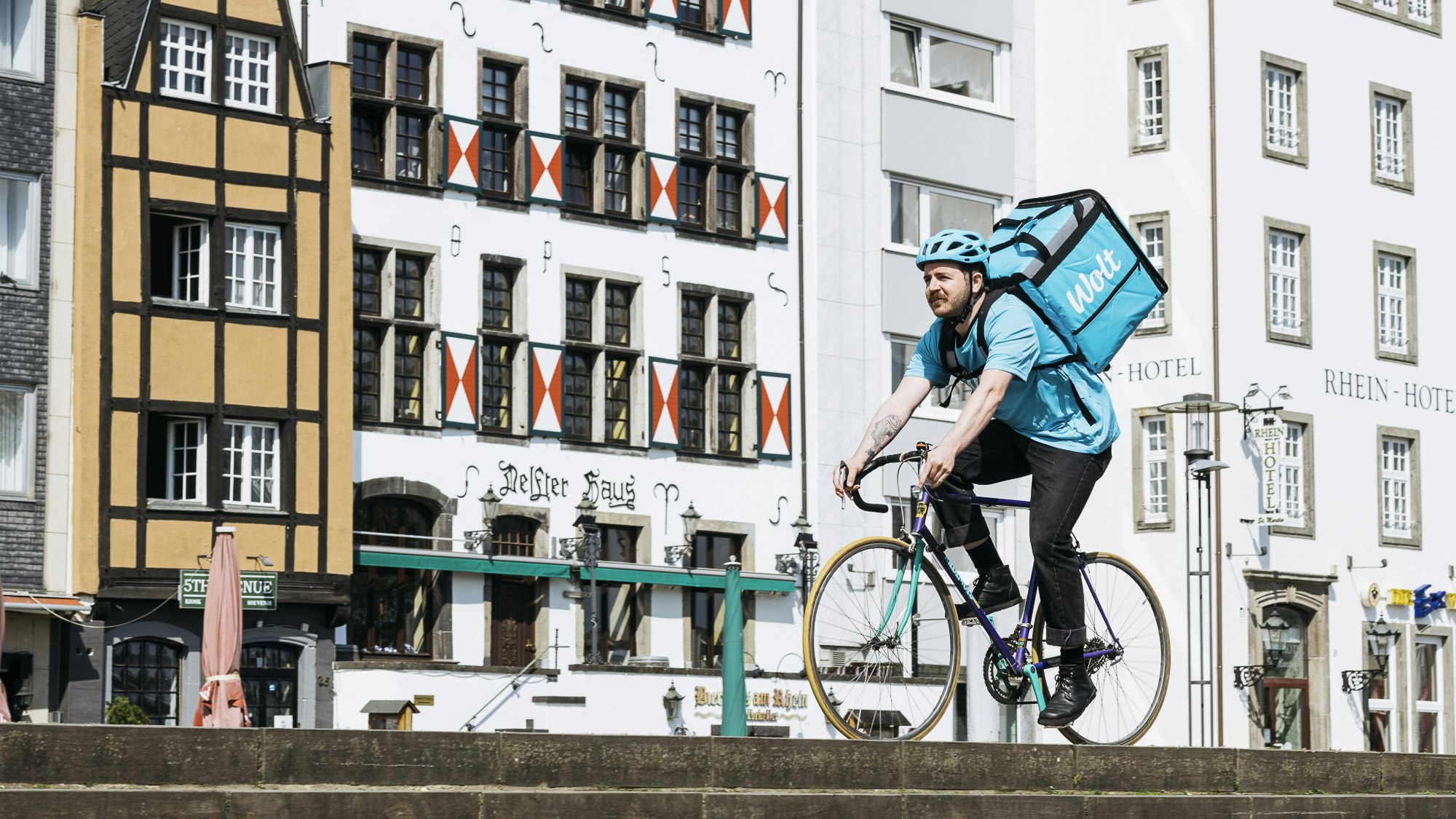 Ein Fahrer des finnischen Lieferdiensts Wolt fährt mit einem Fahrrad in Köln.