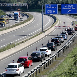 Autos werden am 25. August 2021 auf der Autobahn 40 an der Ausfahrt Bochum West abgeleitet. Wegen des Brandes in einem Reifenlager direkt an der Autobahn musste der Abschnitt der A40 gesperrt werden. +++ dpa-Bildfunk +++