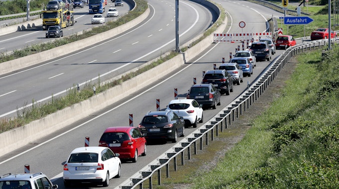 Autos werden am 25. August 2021 auf der Autobahn 40 an der Ausfahrt Bochum West abgeleitet. Wegen des Brandes in einem Reifenlager direkt an der Autobahn musste der Abschnitt der A40 gesperrt werden. +++ dpa-Bildfunk +++