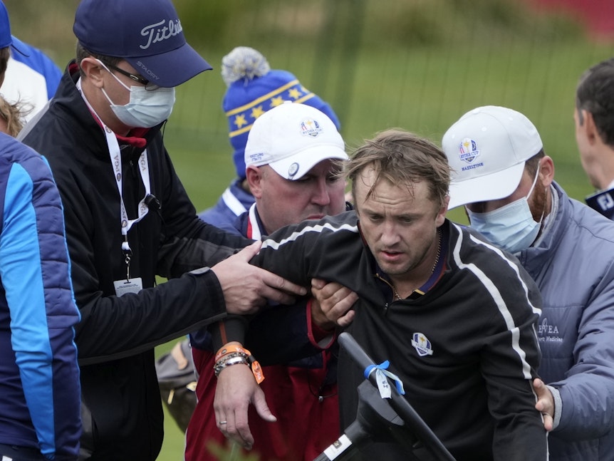 Helfer kümmern sich um Tom Felton nach dessen Zusammenbruch bei einem Golfturnier.