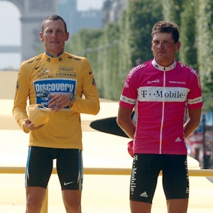 Gesamtsieger Lance Armstrong (USA / Discovery Channel, li.) und sein Dauerrivale Jan Ullrich (Deutschland / T Mobile) 2005