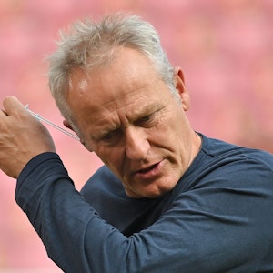 Freiburgs Trainer Christian Streich beim Interview