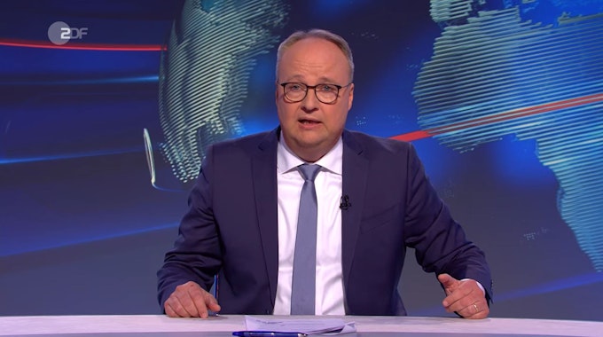 "Asoziales Stück Sch...!" Bewegung fand Oliver Welke in der "heute-show" am 24. September klare Worte. Welke sitzt im blauen Anzug am Moderatorenpult.