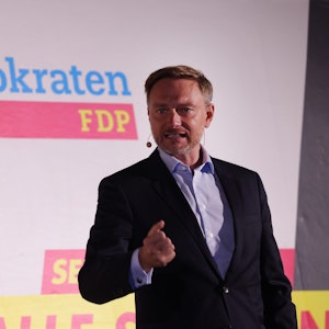 FDP-Chef Christian Lindner beim Wahlkampfabschluss am Freitag (24. September) in Berlin, anschließend ging es am Samstag nach Düsseldorf. In seiner Rede bekam jeder politische Spitzenkandidat sein Fett weg.