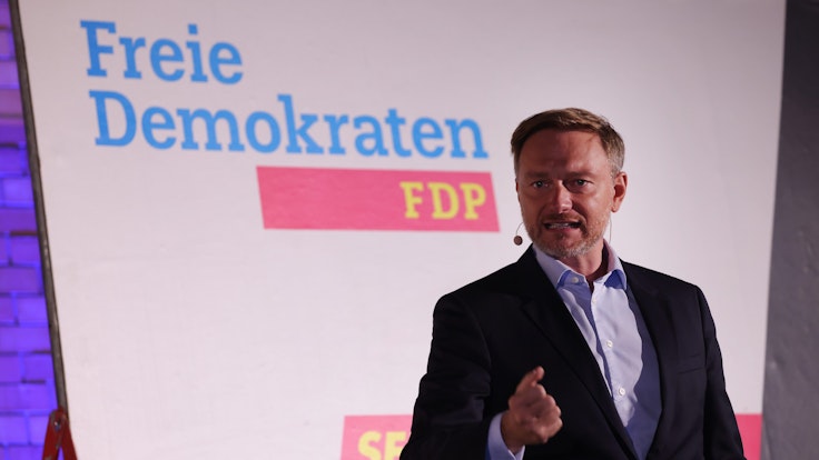 FDP-Chef Christian Lindner beim Wahlkampfabschluss am Freitag (24. September) in Berlin, anschließend ging es am Samstag nach Düsseldorf. In seiner Rede bekam jeder politische Spitzenkandidat sein Fett weg.