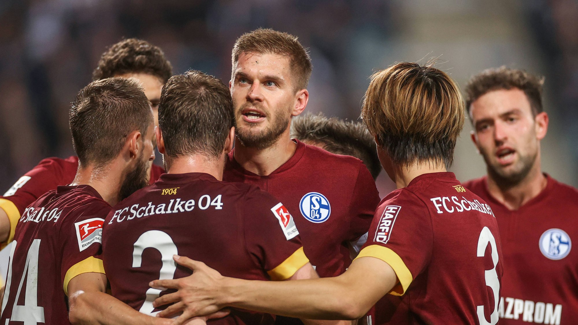 Simon Terodde jubelt mit seinen Teamkollegen vom FC Schalke 04