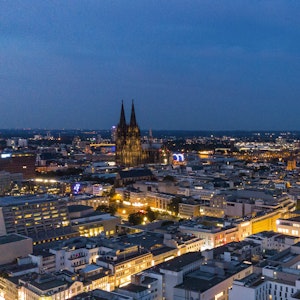 Luftbild der beleuchteten Stadt Köln.