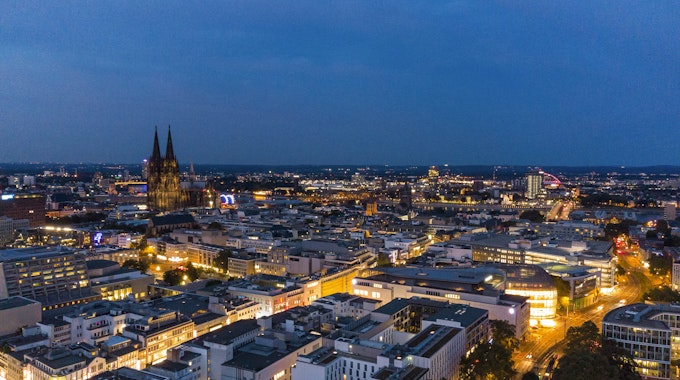 Köln mit Dom aus der Luft.