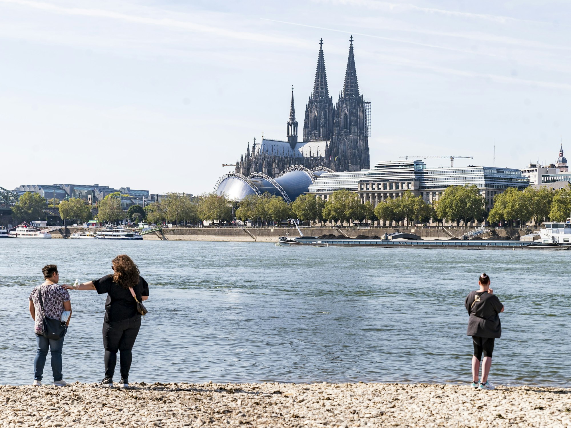 Köln nimmt an einem besonderen Corona-Projekt teil. Das Abwasser wird auf das Virus hin untersucht. Unser Foto zeigt den Rhein am 23. September 2021.