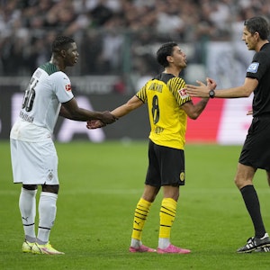 Deniz Aytekin diskutiert beim Bundesliga-Spiel Borussia Mönchengladbach gegen Borussia Dortmund mit Mahmoud Dahoud.