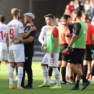 Steffen Baumgart vom 1. FC Köln Sebastian Andersson in den Arm.