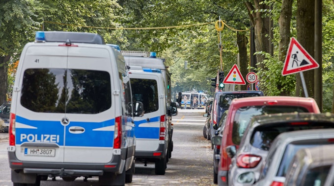 Auf unserem Symbolfoto stehen Polizeiautos in einem abgeriegelten Bereich der Friedensallee in Hamburg-Ottensen während einer Bombenentschärfung.