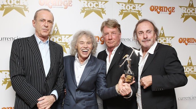 Francis Rossin (v.l.), Alan Lancaster, Rick Parfitt und John Coghlan der Band „Status Quo“ posieren mit dem „The Classic Album Award“ im Jahr 2012 in London.