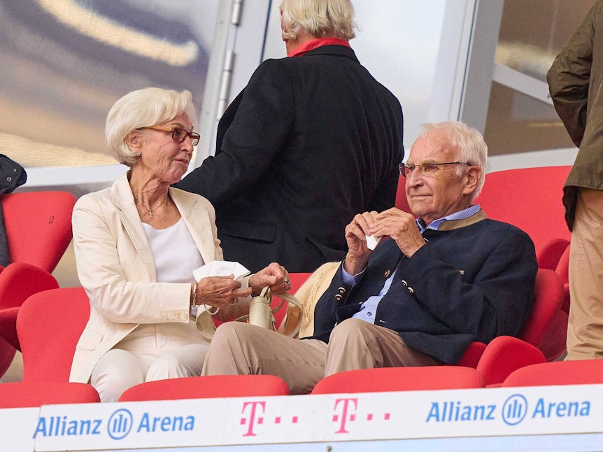 Edmund Stoiber sitzt auf der Tribüne in der Allianz-Arena neben seiner Frau Karin.