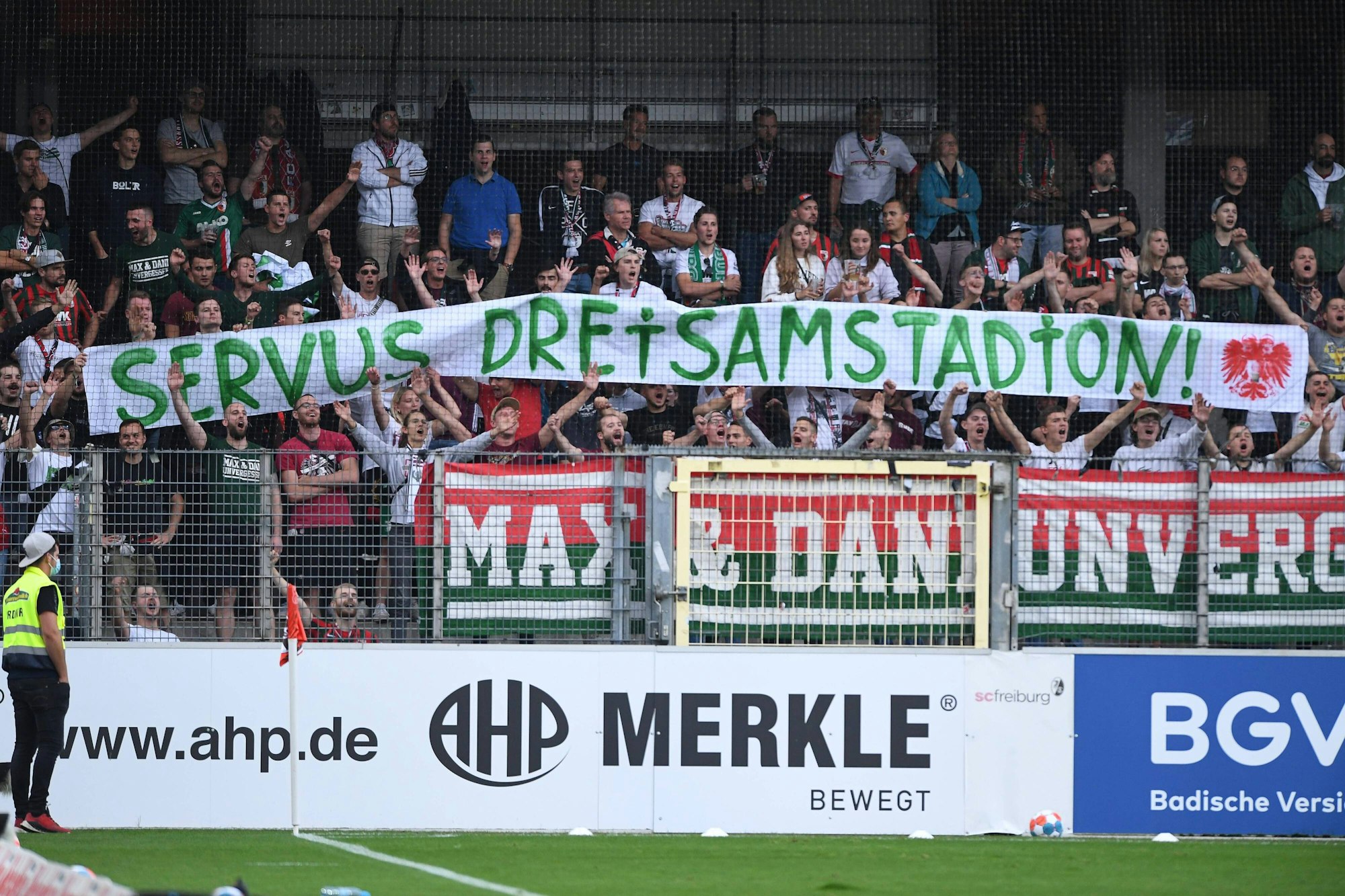 Gästefans aus Augsburg zeigen ein Banner, mit dem sie sich vom Dreisamstadion verabschieden.
