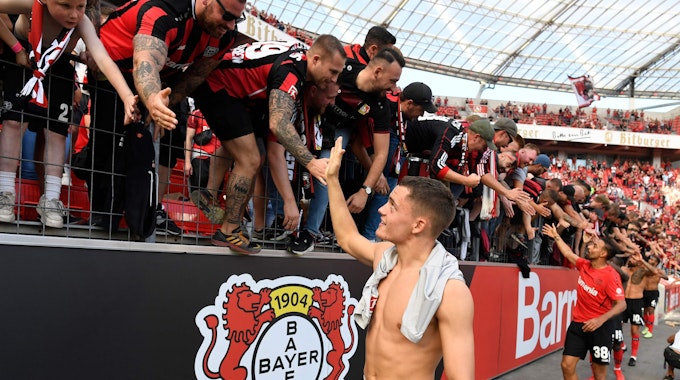 Die Fans von Bayer Leverkusen feiern Florian Wirtz nach dem Sieg gegen den FSV Mainz 05.