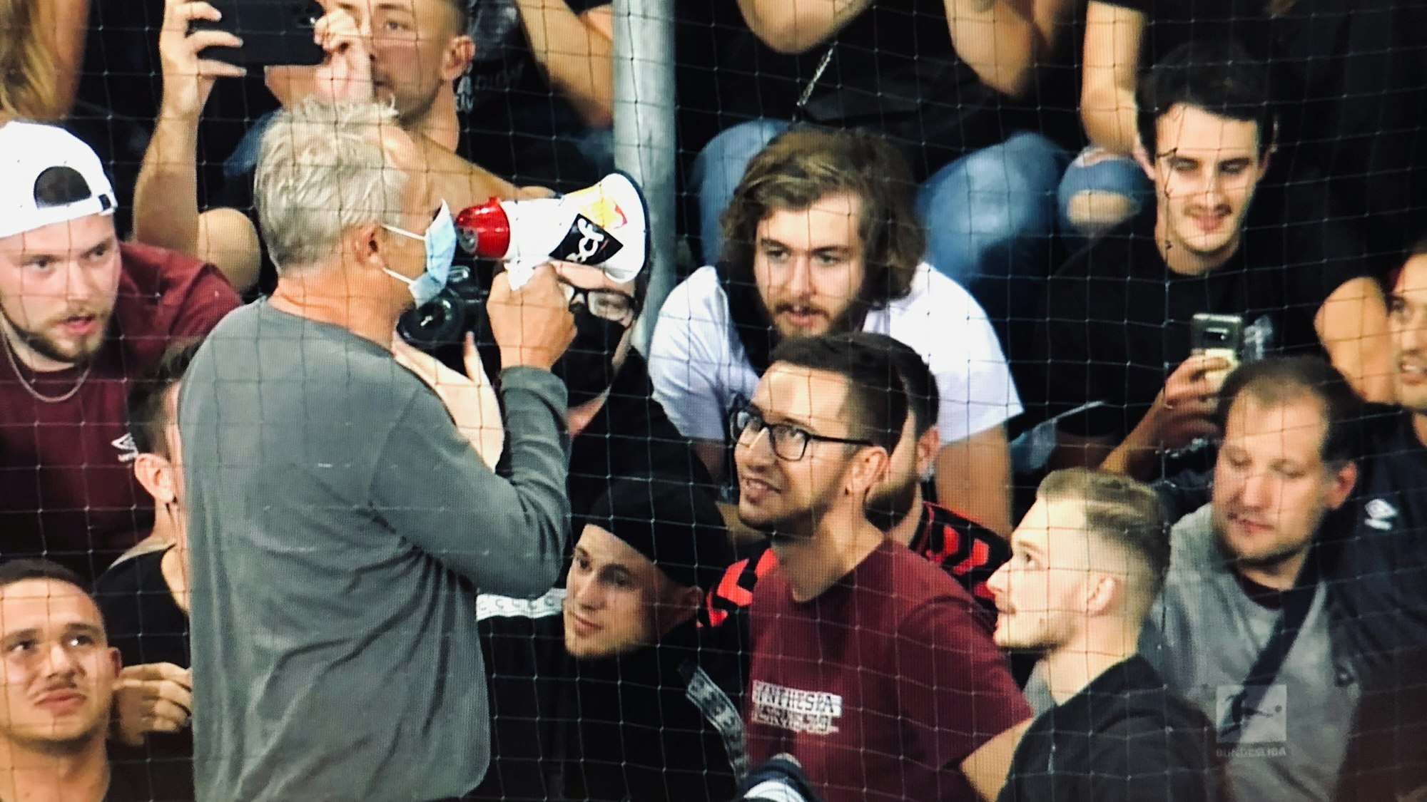 Irre Szene: Freiburg-Coach Christian Streich kletterte nach dem 3:0-Sieg gegen den FC Augsburg zu den Fans auf die Tribüne und leitete die „Humba“ an. Es war das letzte Spiel des Sport-Clubs im Dreisamstadion.