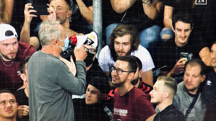 Irre Szene: Freiburg-Coach Christian Streich kletterte nach dem 3:0-Sieg gegen den FC Augsburg zu den Fans auf die Tribüne und leitete die „Humba“ an. Es war das letzte Spiel des Sport-Clubs im Dreisamstadion.