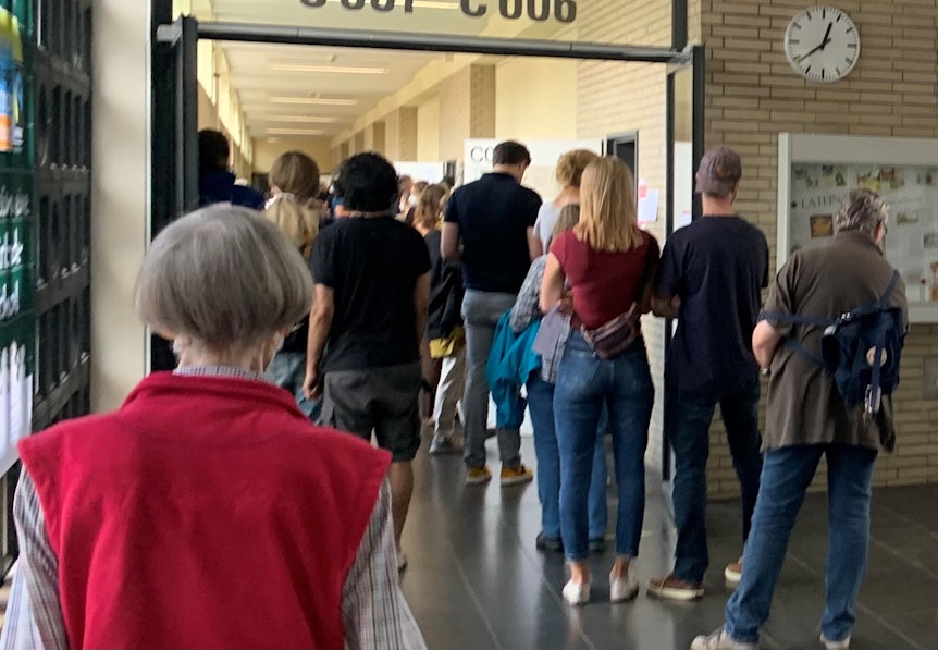 Schlangen vor Wahllokalen im Hildegard-von-Bingen-Gymnasium in Köln.