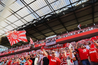 Kölner Fans machen Stimmung vor dem Spiel.