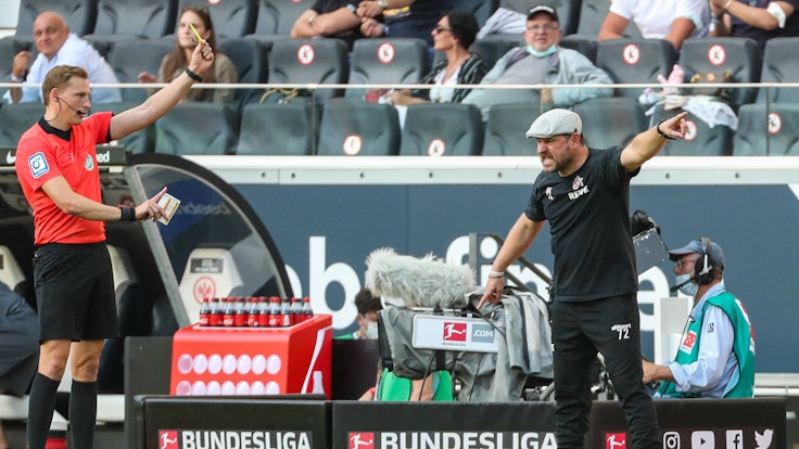 Steffen Baumgart sieht die Gelbe Karte gegen Eintracht Frankfurt.