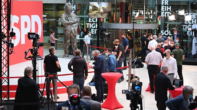 Journalisten stehen in der SPD-Parteizentrale vor der Skulptur von Willy Brandt.&nbsp;