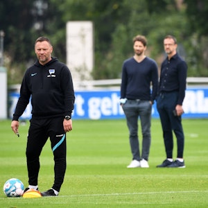 Fredi Bobic und Arne Friedrich beobachten Pal Dardai im Training von Hertha BSC.
