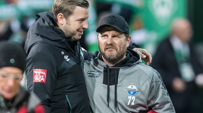 Florian Kohfeldt und Steffen Baumgart stehen Arm in Arm im Stadion