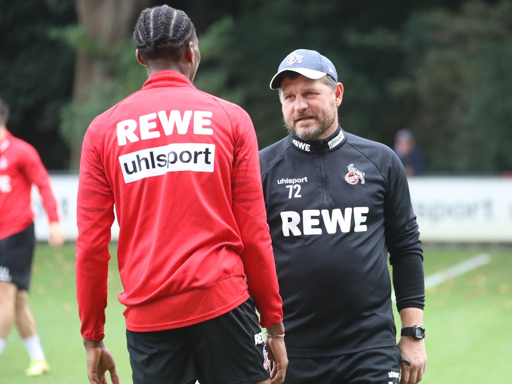 Steffen Baumgart spricht beim Training des 1. FC Köln mit Kingsley Ehizibue.