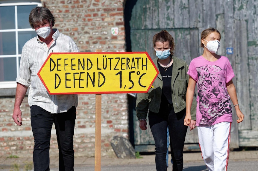 Der letzte Bauer im Tagebaudorf Lützerath, Eckhardt Heukamp (l-r) und die Klimaaktivistinnen Luisa Neubauer und Greta Thunberg kommen mit einem Schild „Defend Lützerath Defend 1.5 Grad C“.