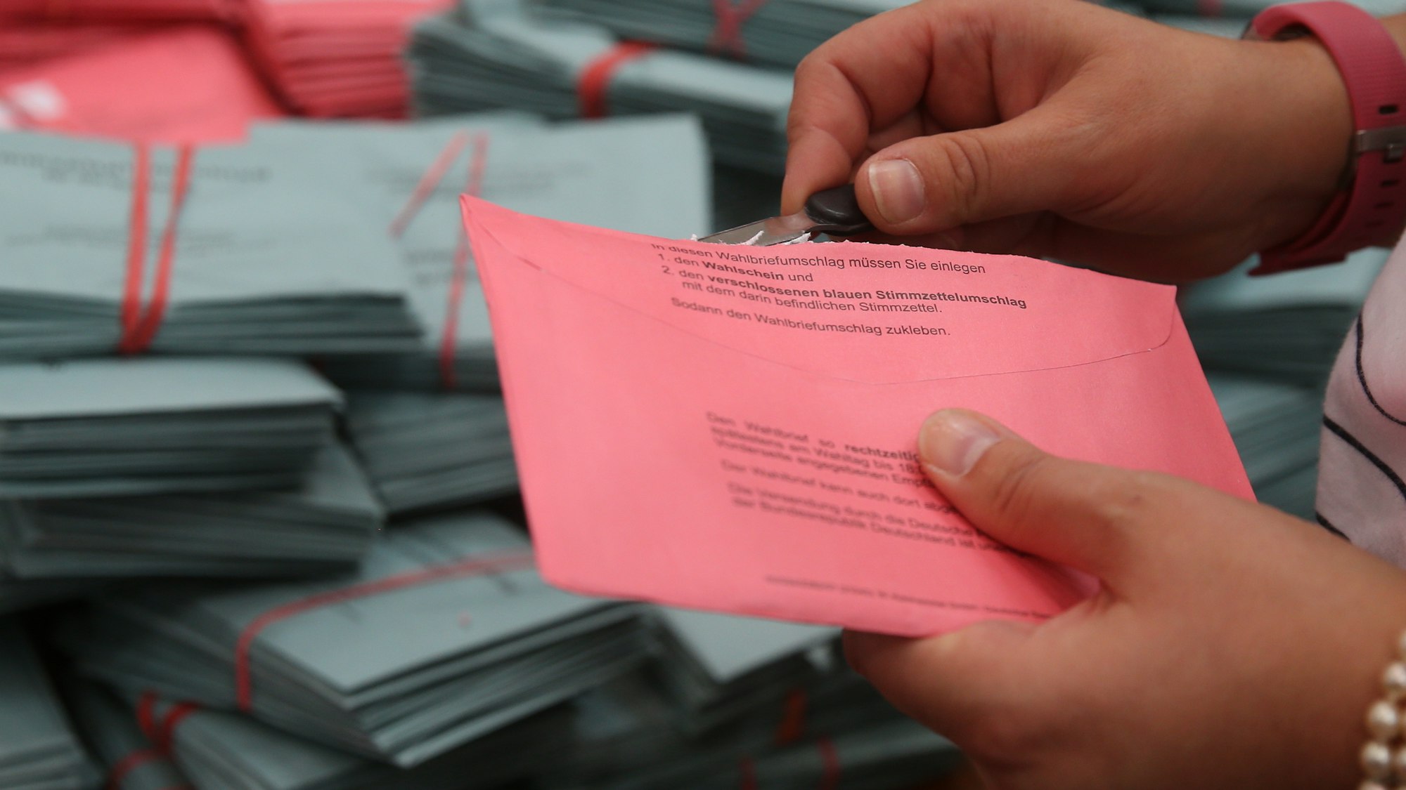 Auf unserem Symbolfoto von September 2021 bereiten Wahlhelfer die Auszählung der Briefwahl-Unterlagen vor.