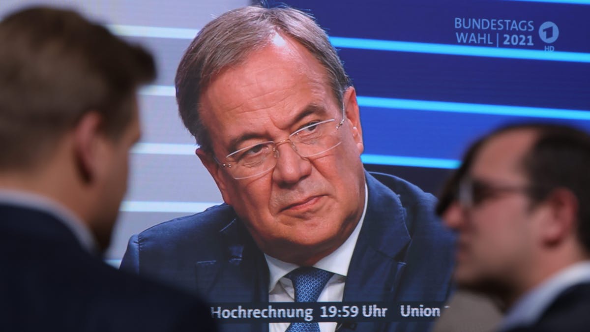 Armin Laschet, hier zu sehen auf einem Bildschirm im Hauptquartier der CDU in Berlin in der Elefantenrunde nach der Bundestagswahl am 26. September 2021.