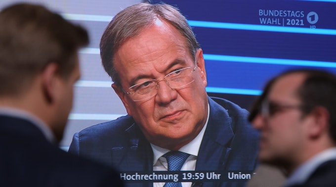Armin Laschet, hier zu sehen auf einem Bildschirm im Hauptquartier der CDU in Berlin in der Elefantenrunde nach der Bundestagswahl am 26. September 2021.