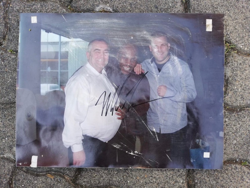 Schnappschuss von Mike Tyson mit Walter und Thomas Knieps in Barcelona 2012