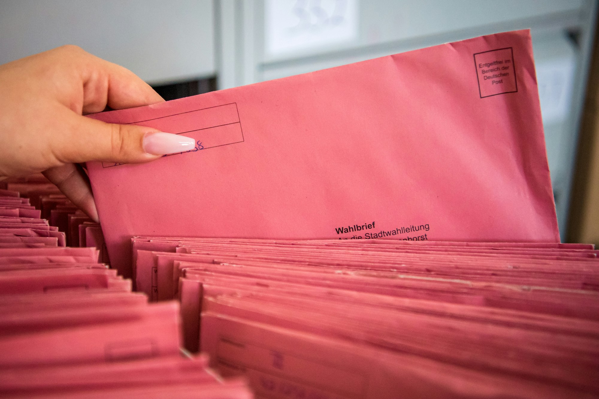Die per Briefwahl eingegangenen Stimmzettel zur Kommunalwahl werden in der Stadtverwaltung sortiert.