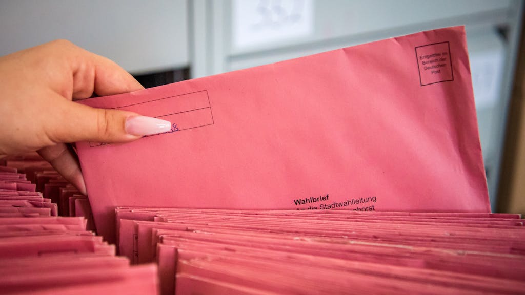Die per Briefwahl eingegangenen Stimmzettel zur Kommunalwahl werden in der Stadtverwaltung sortiert.&nbsp;