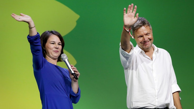 Annalena Baerbock und Robert Habeck kommen bei der Wahlparty von Bündnis 90/Die Grünen auf die Bühne.