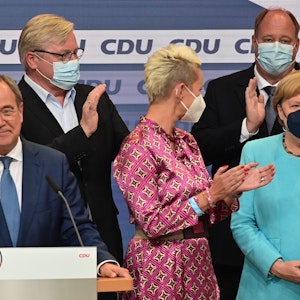 Armin Laschet, Bernd Althusmann, Silvia Breher, Helge Braun und Angela Merkel auf der CDU-Wahlparty zur Bundestagswahl 2021 im Berliner Konrad-Adenauer-Haus.