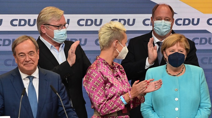 Armin Laschet, Bernd Althusmann, Silvia Breher, Helge Braun und Angela Merkel auf der CDU-Wahlparty zur Bundestagswahl 2021 im Berliner Konrad-Adenauer-Haus.