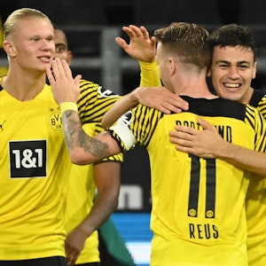 Erling Haaland, Marco Reus und Giovanni Reyna bejubeln ein Tor von Borussia Dortmund in der Bundesliga.