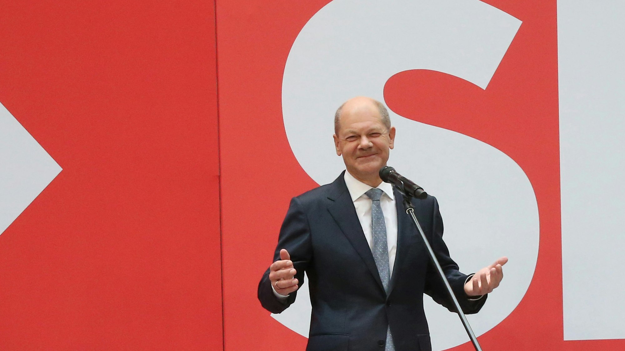 Am Tag nach der Bundestagswahl steht SPD-Kanzlerkandidat Olaf Scholz auf der Bühne im Willy Brandt Haus.