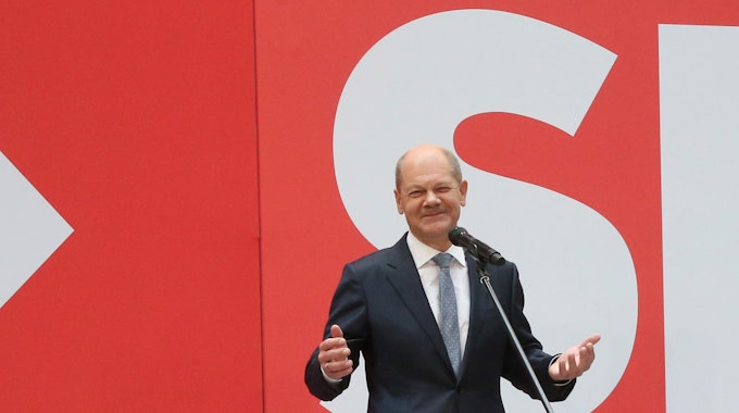 Am Tag nach der Bundestagswahl steht SPD-Kanzlerkandidat Olaf Scholz auf der Bühne im Willy Brandt Haus.