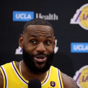LeBron James von den Los Angeles Lakers beantwortet Fragen bei einem Interview.
